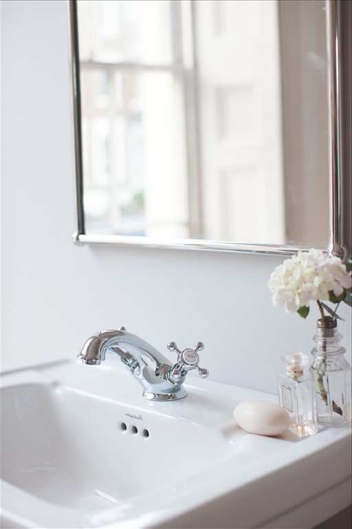 contemporary-basin-and-semi-pedestal-b1-p8-interior-2